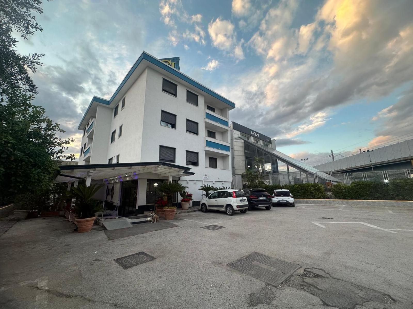 קאסוריה Hotel Clinton מראה חיצוני תמונה