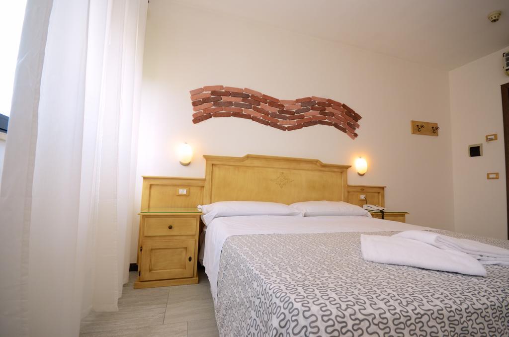 קאסוריה Hotel Clinton מראה חיצוני תמונה