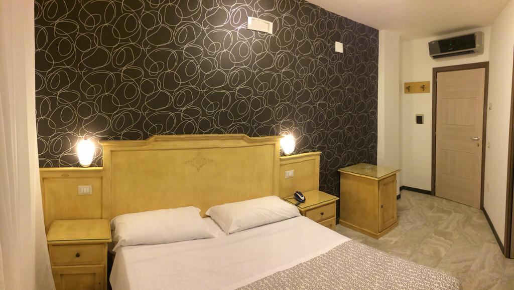 קאסוריה Hotel Clinton מראה חיצוני תמונה