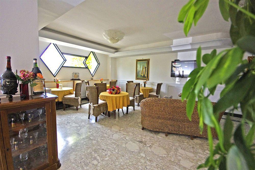 קאסוריה Hotel Clinton מראה חיצוני תמונה