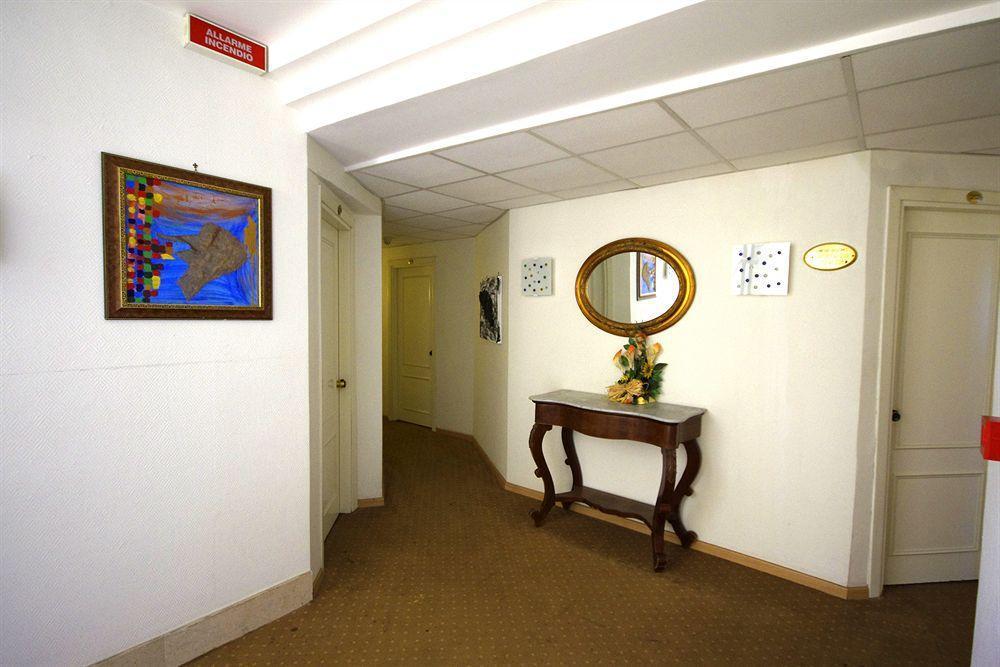 קאסוריה Hotel Clinton מראה חיצוני תמונה