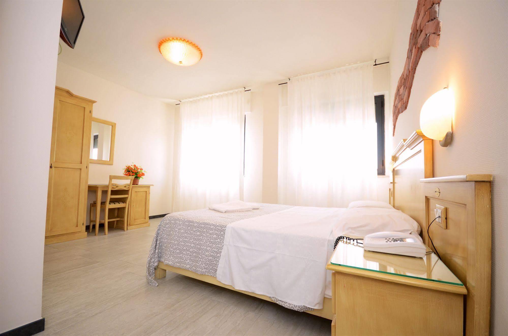 קאסוריה Hotel Clinton מראה חיצוני תמונה