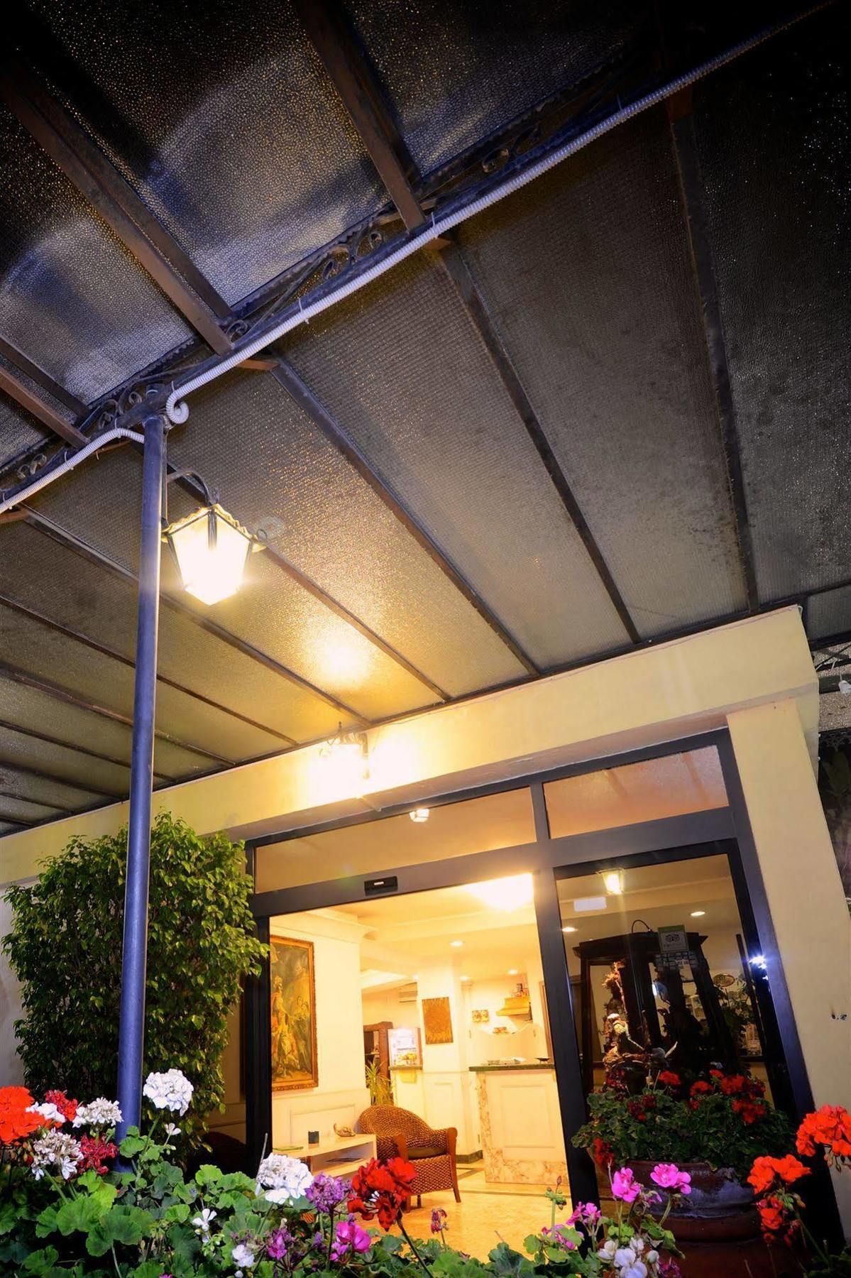 קאסוריה Hotel Clinton מראה חיצוני תמונה