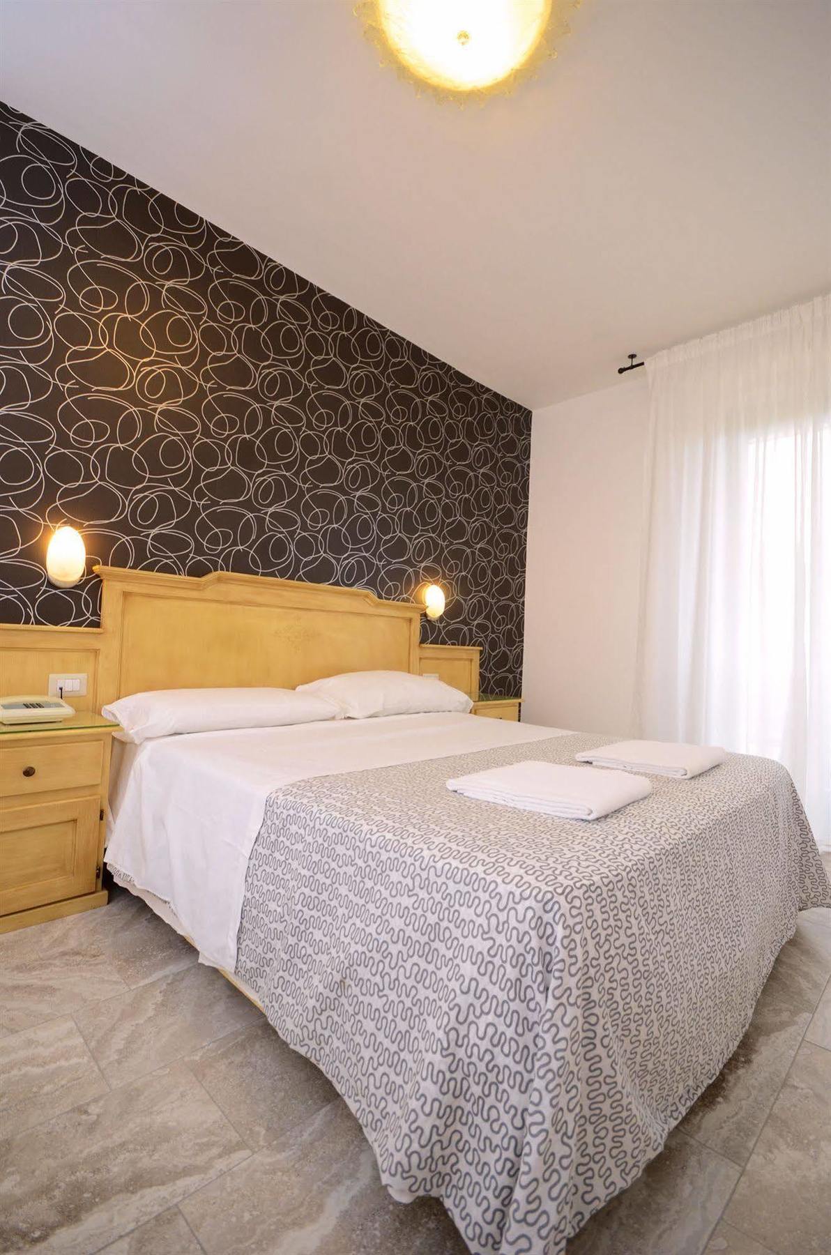 קאסוריה Hotel Clinton מראה חיצוני תמונה