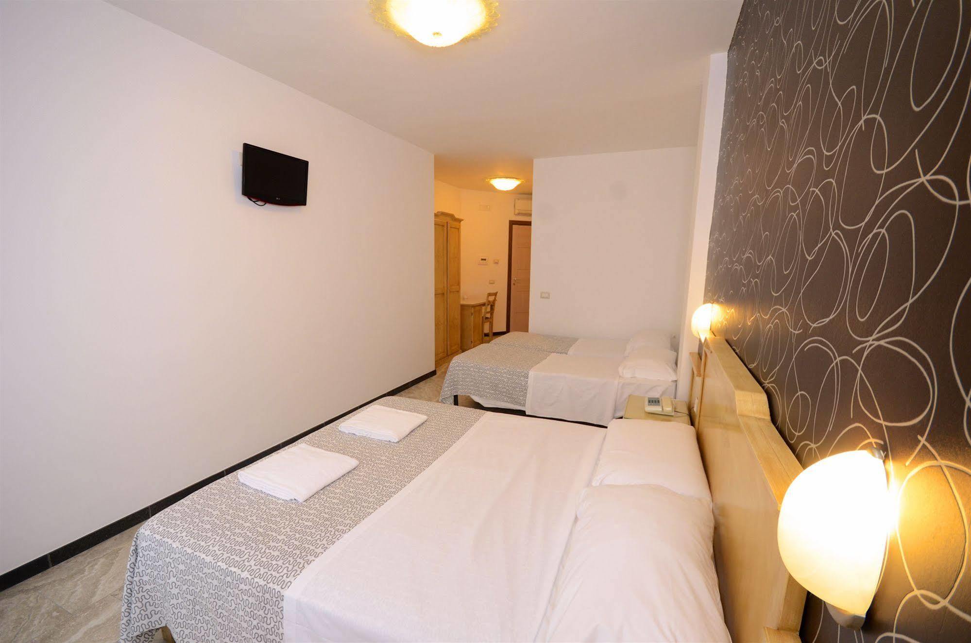 קאסוריה Hotel Clinton מראה חיצוני תמונה