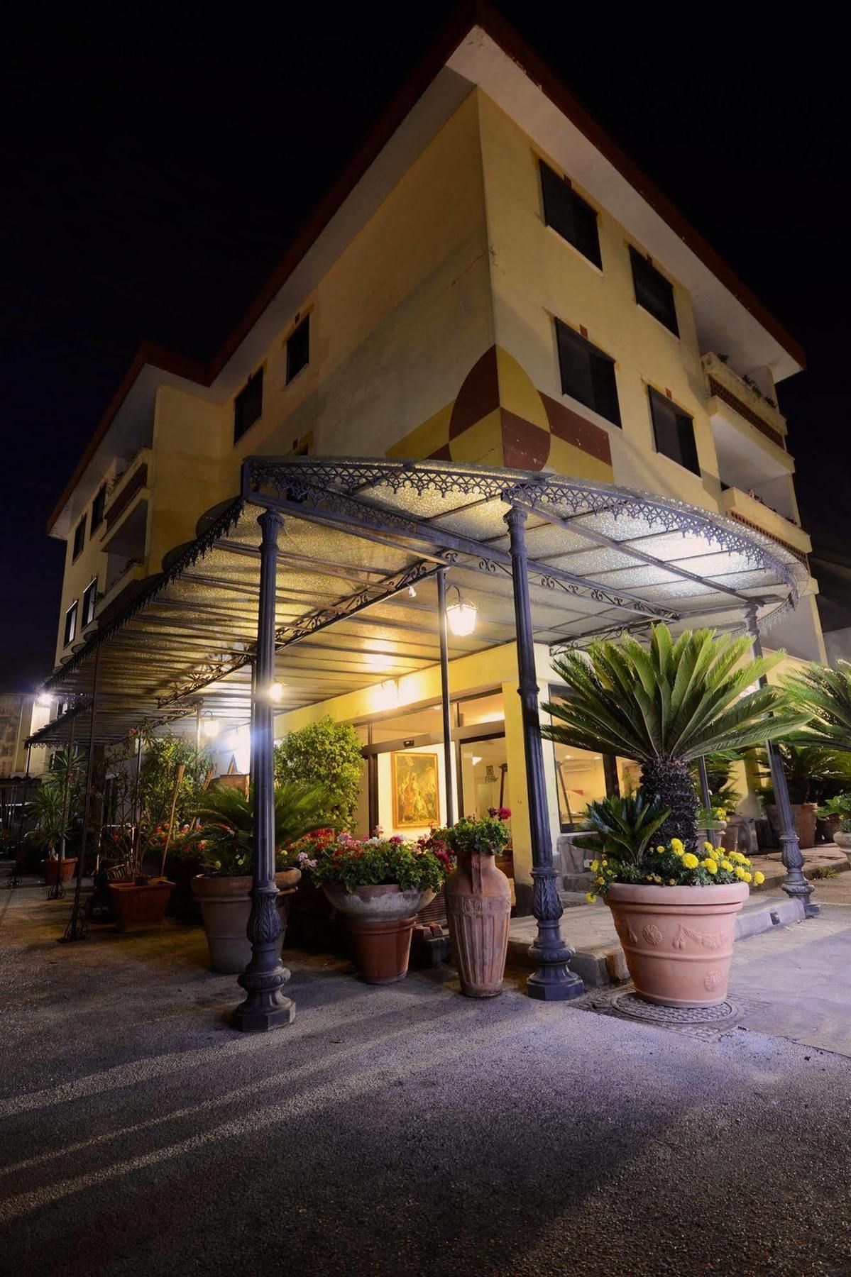 קאסוריה Hotel Clinton מראה חיצוני תמונה