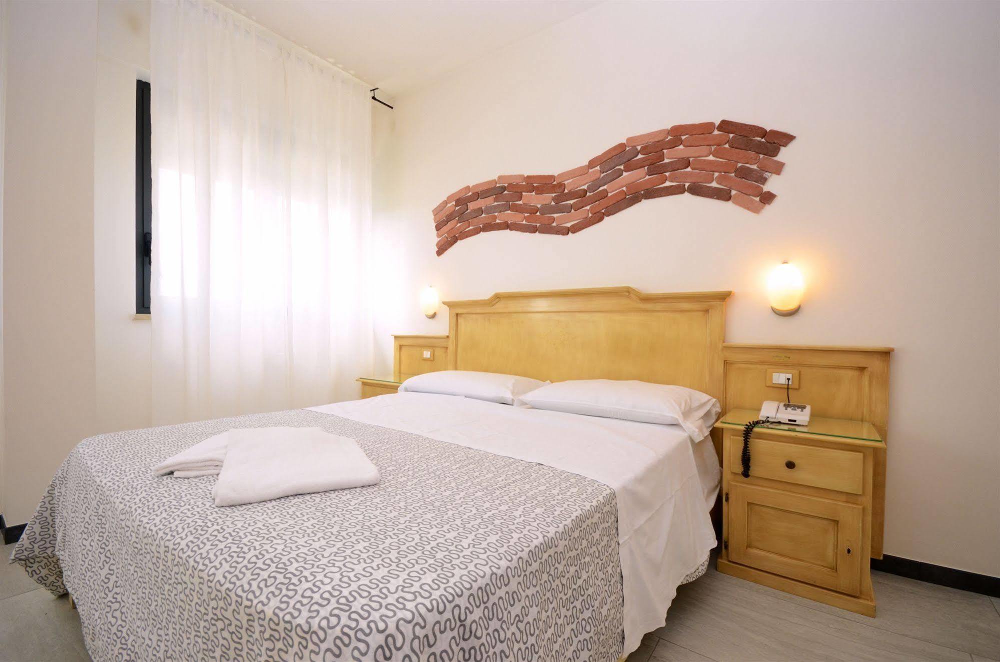 קאסוריה Hotel Clinton מראה חיצוני תמונה