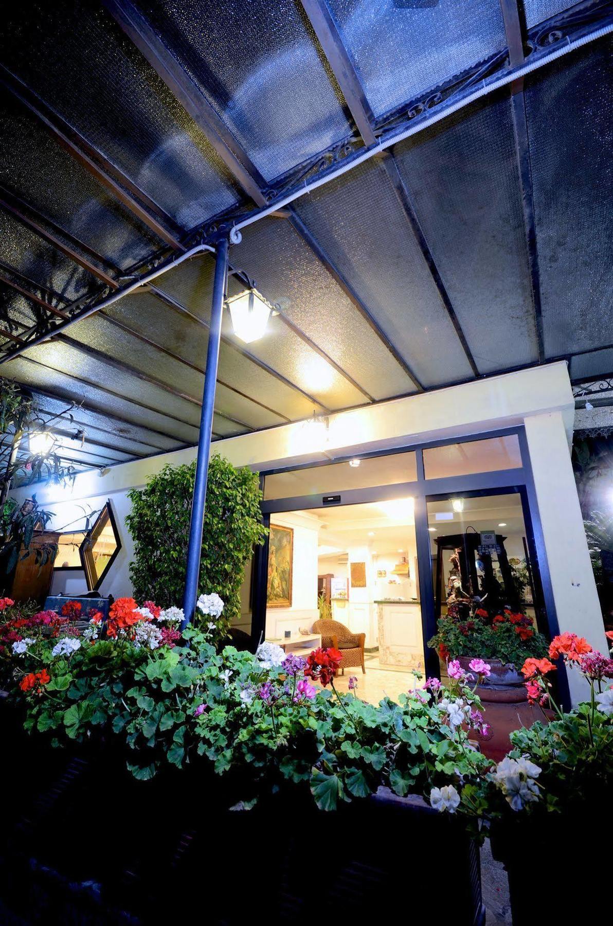 קאסוריה Hotel Clinton מראה חיצוני תמונה