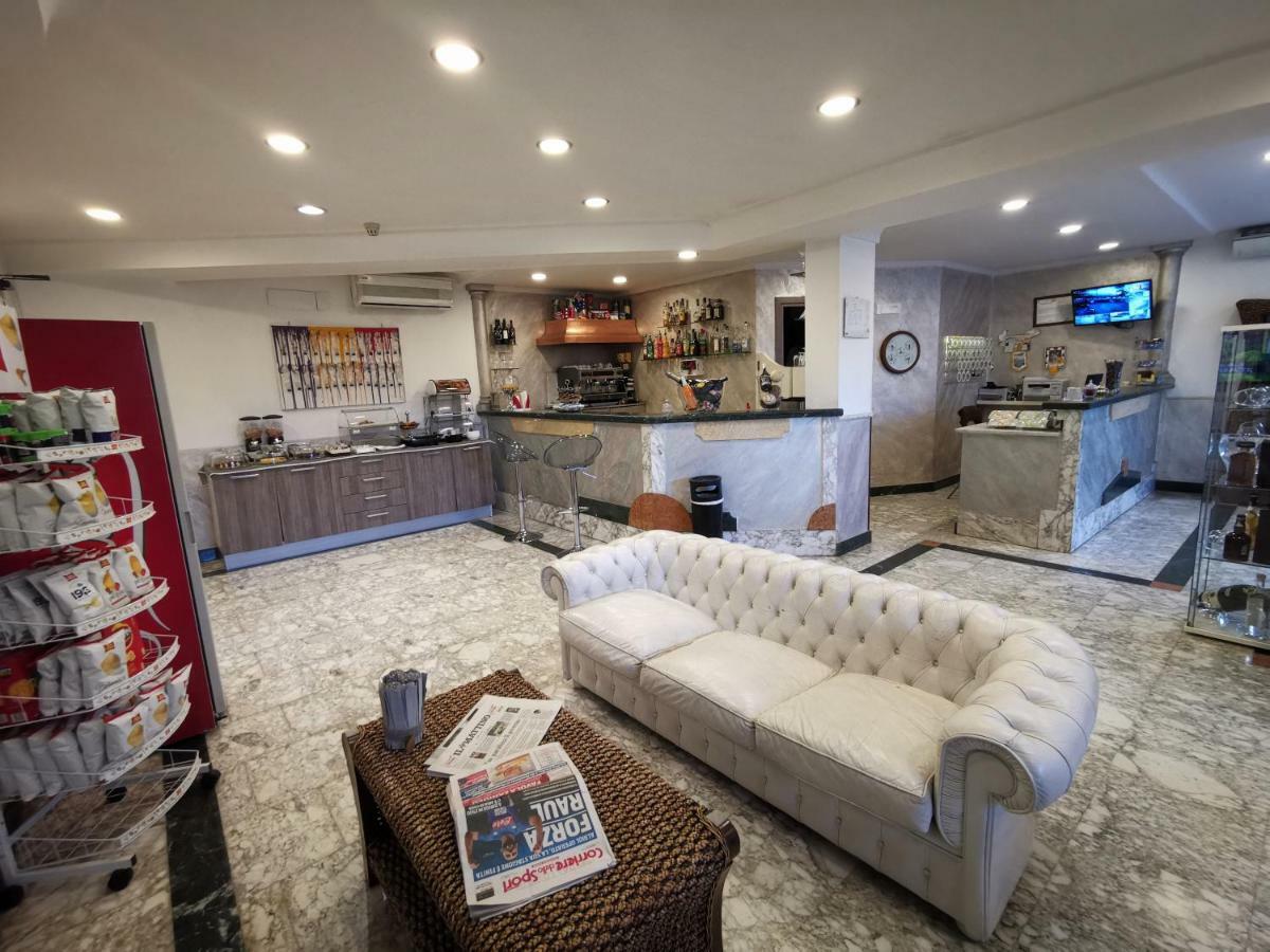 קאסוריה Hotel Clinton מראה חיצוני תמונה